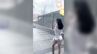 Bão, Gió Thổi Tốc Váy Gái Xinh Còn Đúng Cái Quần Lót Dâm Kích thích vl