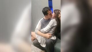 VÃI LỒN, qua nhà chơi thấy bố dượng nhỏ bạn hôn bít sờ xoạng nó như chuyện bth
