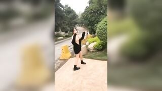 bé rau non tơ nứng lồn thủ khỏa thân đường phố cho người lạ xem