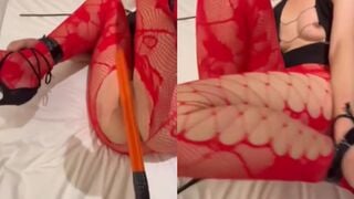 Bị bố dượng dùng roi đánh vào lồn em khóc mà không dừng lại