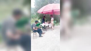 E TRUNG K MẶC QUẦN LÓT ĐI MUA HÀNG, KHOE BƯỚM TRƯỚC MẶT NG LẠ