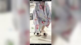 Trả kèo khoe hàng trên live lộ vú đẹp non