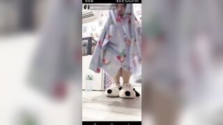 Trả kèo khoe hàng trên live lộ vú đẹp non