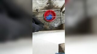 Quay lén cô giáo tắm