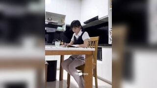 Đang học mà bị trộm đột nhập à