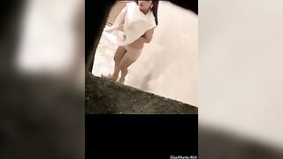 Em họ thay đồ