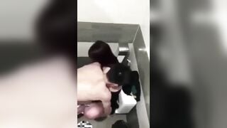 Lẻn mẹ vào nhà wc