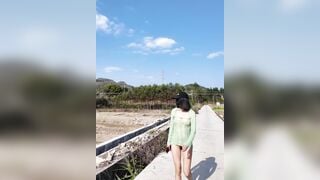 Không mặc đồ lót, em gái đi dạo khoe vú cho bác nông dân