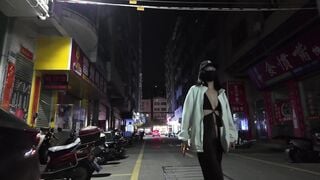 Đi dạo phố không mặc quần lót khoe lồn cho người lạ