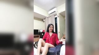 Chị họ dâm vừa cho em họ sờ lồn vừa nghịch cặc em nó dâm đãng kích thích
