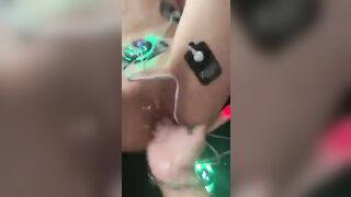 Địt em rau chơi dùng cả máy dung sướng tê cả lồn rên la kích thích