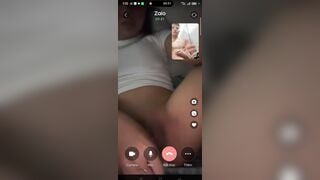 Bé ánh cute loll đầu nước