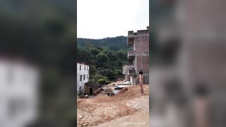 Khoả thân đi dạo giữa đường bị người lạ thấy