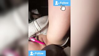Nhét máy rung vào bím hồng em đi dạo quanh phố phường