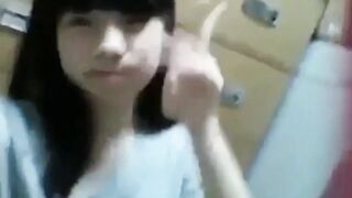 Con em họ mới lớn đã biết khoe vú gửi cho trai
