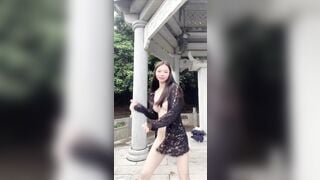 Cô gái ở chuồng nhảy sex nơi công cộng