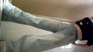 quay lén bé sinh viên xinh xắn trắng nõn đi đái