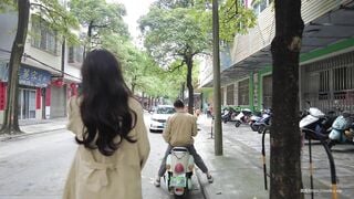 Khoả thân đi dạo phố, mặc mỗi chiếc áo khoác