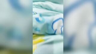Ngủ say như chết em gái 16 tuổi bị anh họ đụ trộm mà ko hay biết gì.