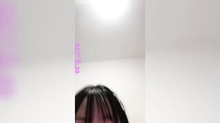 Cô gái hai đuôi, đối lập nhau, phun trào dịch tiết không kiểm soát trong lúc thủ dâm