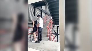 Giao lưu với người lạ ngay cầu thang bộ chắc hổng ai thấy đâu pulic Việt Nam nó chất.