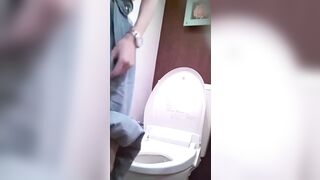 Đặt máy quay lén các đồng nghiệp nữ trong công ty