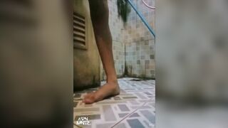 Học sinh lớp 10 tự sướng trong nhà wc