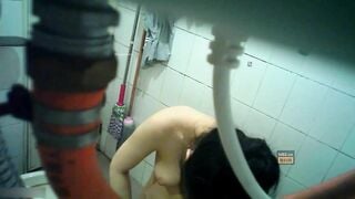 Cam kín quay lén em dâu mình dây vú tròn cực ngon đi tắm mặc quần lót ren siu dâm