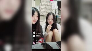 2 chị em Hàn Quốc cực dâm livetream bên IG ngồi chổng mông móc lồn nhau cực dâm #7