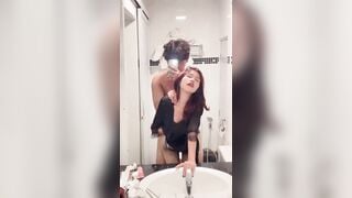 Địt trước gương để thấy biểu cảm dâm đãng của em