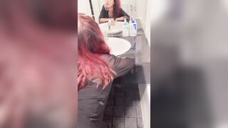Địt trước gương để thấy biểu cảm dâm đãng của em