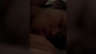 lần đầu lên ẻm còn ngại cứ ngắm nghía con cặc anh mãi