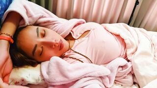 Vào phòng thấy chi dâu ngủ không mặc áo lót lộ đầu ti