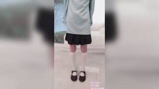 Mẹ đi công tác vài hôm để con gái ở nhà với dượng và cái kết bị dượng địt tung lồn