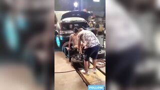 Em người mẫu xinh đẹp khoe nude bốc lửa lộ cặp vú to trong gara ô tô