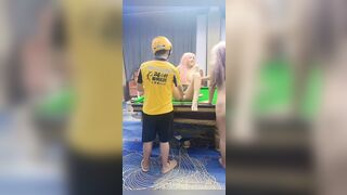 Anh shiper may mắn và 2 em gái xinh nứng lồn trong quán bida
