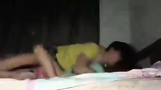 Anh họ dâm ko thấy ai ở nhà rũ em 17 tuổi gái chơi trò vợ chồng nhưng đụ là thật.
