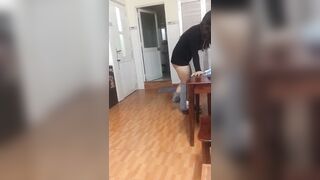 bé sinh viên cởi đồ chuẩn bị đi tắm để anh xơi