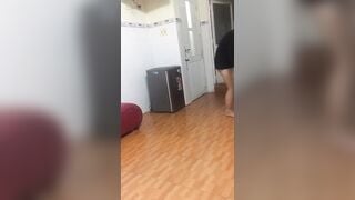 bé sinh viên cởi đồ chuẩn bị đi tắm để anh xơi