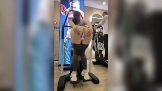 Gái xinh tập gym, Mà nhét sex toy rung lồn, Thanh niên bên cạnh cứ liếc lồn