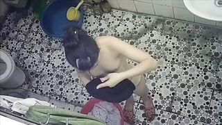 Quay lén e gái mặt xinh nhưng "dép hơi lú"