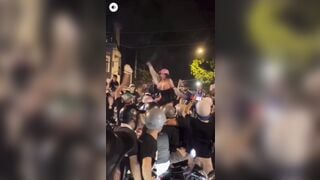 Show nude ăn mừng VN chiến thắng