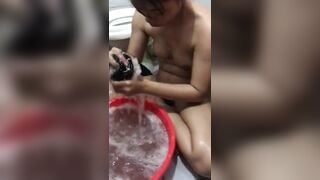 Quay lén chị 2 đang giặt đồ