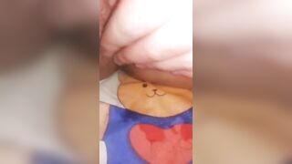 Thử cảm giác lạ nên cho đá vào lồn