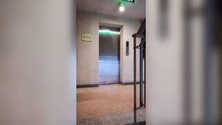 Em gái nứng lồn cởi đồ kiếm trai tại cầu thang part 1