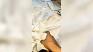 Bắn tinh vào áo fafi e gái