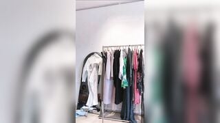 Bán hàng on-line thay đồ lộ hàng