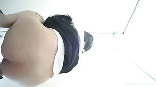 Chinase girl gỗ to toilet