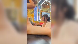 Bắt em nhân viên karaoke bú cu tại phòng hát