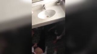 Vờn nhau trong Wc